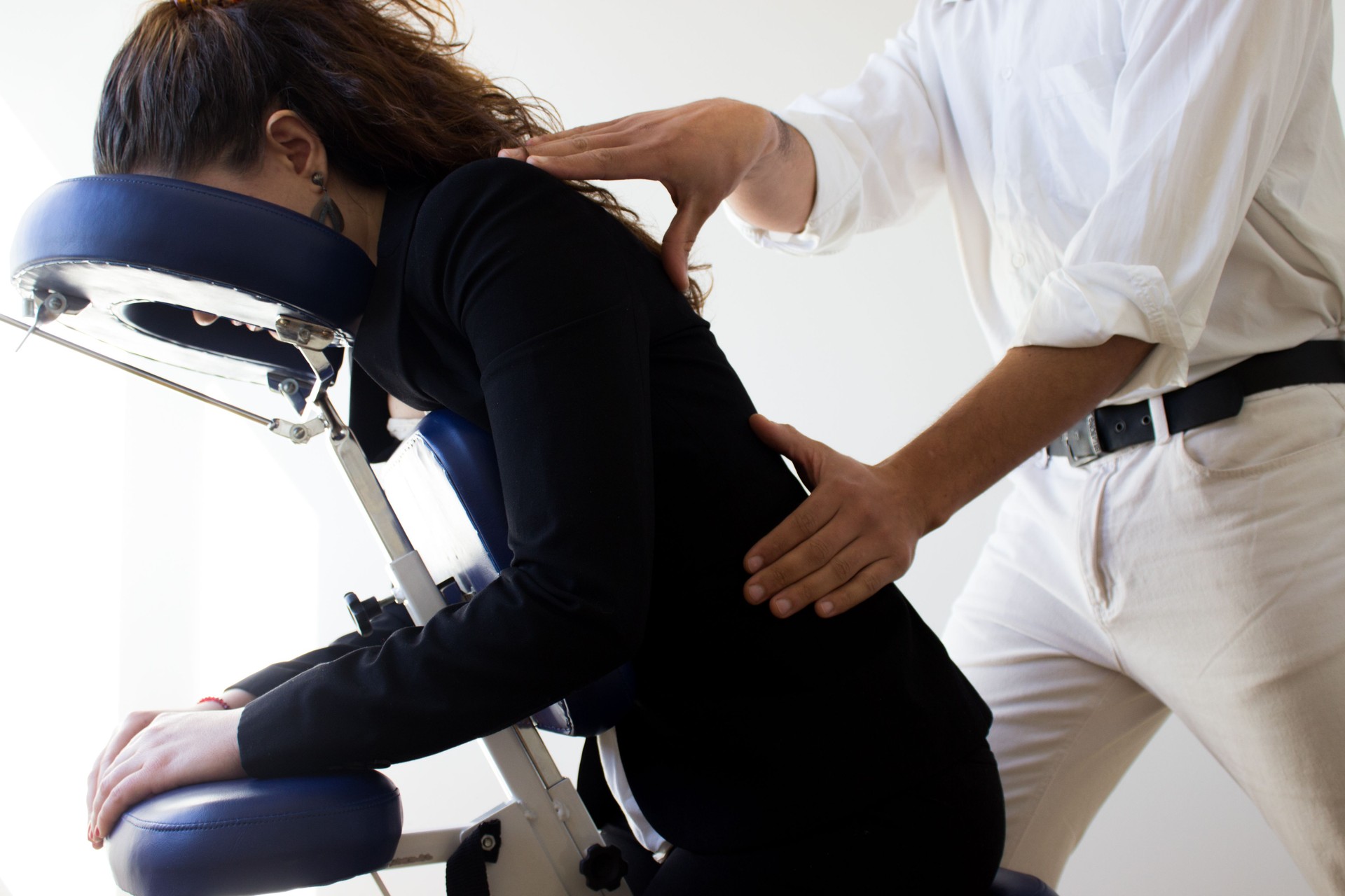 business woman receiving shiatsu on a quick massage chair